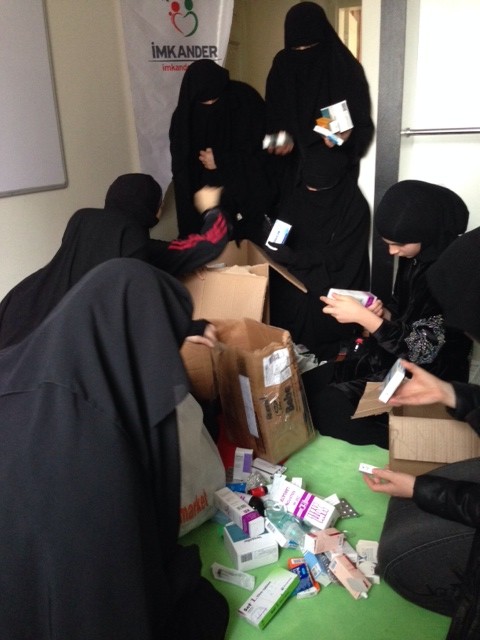 Die Frauen der IMKANDER Kommision sammeln Medikamente für den Syrischen Widerstand