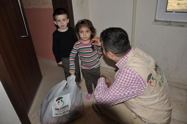 waisenkinder sind glücklich über das Hilfspaket für die Familie. Istanbul Kaukasier Viertel
