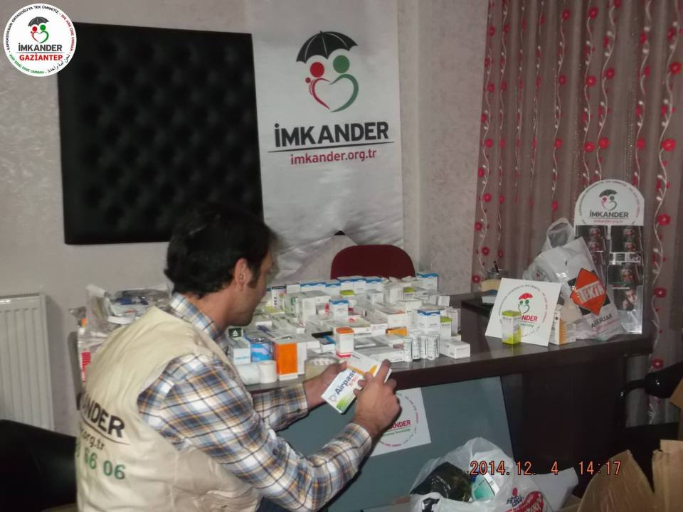 hilfe für syrien. fachkundiges personal sortiert gespendete medikamente - hilfsorganisation imkander in der türkei